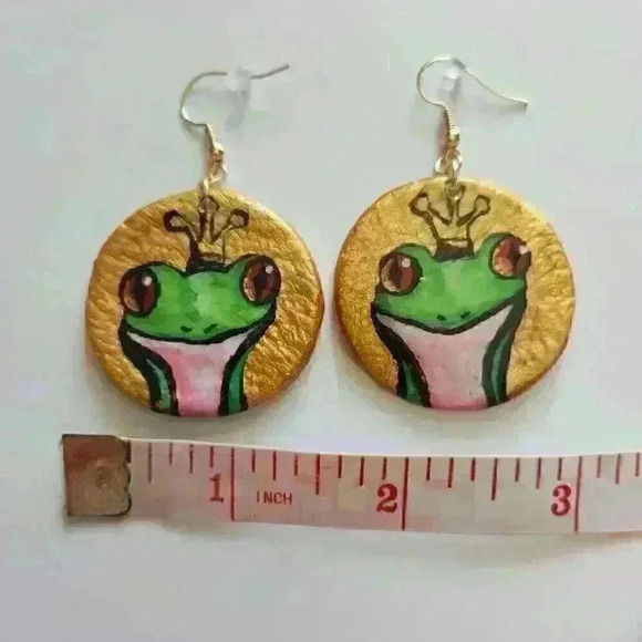 Frog queen on circle hoop hand-painted gold earrings ✦ Cute forest fairy style ✦ - Picture 9 of 10
